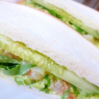 アボカドディップ・三つ葉・胡瓜のサンドイッチ